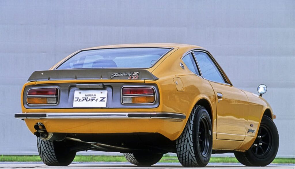 縦デュアルマフラーなど外観上の識別ポイント